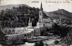 CPA Lourdes la Basilique et les Piscines 
