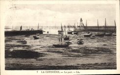CPA La Cotiniere Le port Bateaux