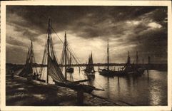 CPA Royan Charente Inferieure Le Port un Soir d'orage Bateaux