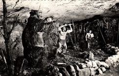 CPA Musee de la Maison Forte Dordogne de Reignac a Tursac Scene de la vie primitive Neanderthal Ours
