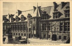CPA Grenoble Le Palais de Justice et la Statue de Bayard 