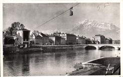 CPA Grenoble Isere Les quais au fond le Moucherotte Teleferique