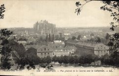 CPA Chateau de Beauvais Vue generale de la Caserne avec la Cathedrale Militaria