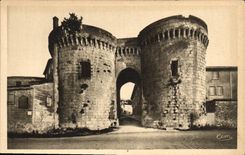 CPA Cognac Charente les vieilles Tours 