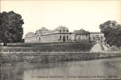 CPA Chateau de Chantilly la Porte Saint Denis et les Ecuries 