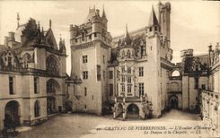 CPA Chateau de Pierrefonds L'Escalier d'Honneur le Donjon et la Chapelle 