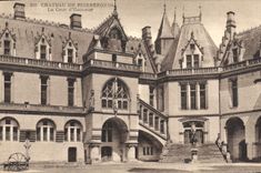 CPA Chateau de Pierrefonds la Cour d'Honneur 