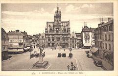 CPA Compiegne Place de l'Hotel de Ville 