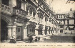 CPA Chateau de Pierrefonds Cour d'Honneur une Galerie 