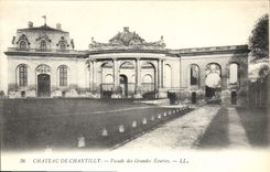 CPA Chateau de Chantilly Facade des Grandes Ecuries 