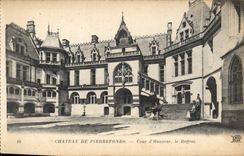CPA Chateau de Pierrefonds Cour d'Honneur le Beffroi 