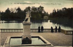 CPA Palais de Fontainebleau Cour des Fontaines et l'Etang des Carpes 