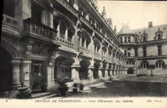 CPA Chateau de Pierrefonds Cour d'Honneur une Galerie 