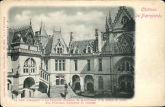 CPA Chateau de Pierrefonds la Cour d'Honneur la Chapelle l'Escalier de la Garnison et la Statue de L