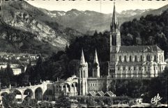 CPA Lourdes Vue plongeante sur la Basilique et la vallee du Gave 