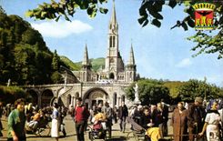 CPA Lourdes les Malades reviennent de la Grotte 