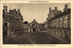 CPA Palais de Fontainebleau la Cour ovale et la Baptistere 