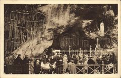 CPA Lourdes Interieur de la Grotte Miraculeuse 