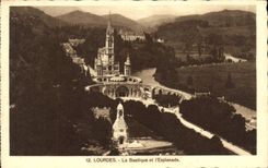 CPA Lourdes la Basilique et l'Esplanade 