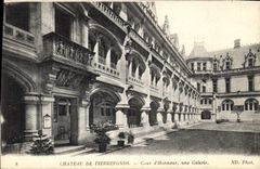 CPA Chateau de Pierrefonds Cour d'Honneur une Galerie 