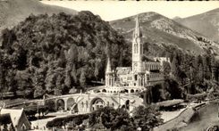 CPA Lourdes La Basilique et le Gave 