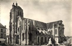 CPA Dreux E et L Eglise Saint Pierre 