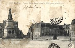 CPA Chartres Place des Epars La statue du generale Marceau et la Gendarmarie 