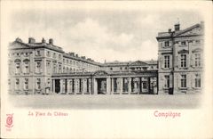 CPA Compiegne La Place du Chateau 