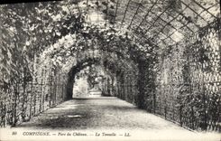 CPA Compiegne Parc du Chateau La Tonnelle 