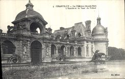 CPA Chantilly le Chateau Facade Est l'Entree et la Tour du Tresor 