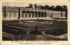 CPA Versailles Palais du Grand Trianon le Peristyle et les Jardins 