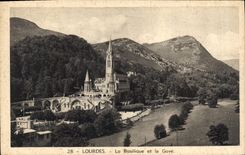 CPA Lourdes la Basilique et le Gave 