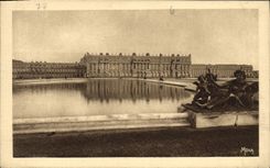CPA les Petit Tableaux de Versailles le Chateau facade sur le Parc et les Parterres d'Eaux 