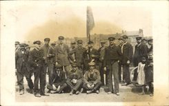 CARTE PHOTO Hommes Drapeau