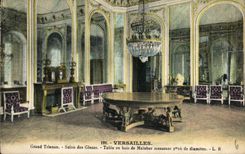 CPA Versailles Grand Trianon Salon des Glaces Table en bois de Malabar 