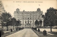 CPA Chantilly Hotel du Grand Conde Cour d'honneur 