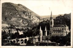 CPA Lourdes La Basilique vue de Cote 