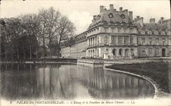 CPA Palais de Fontainebleau L'Etang et le Pavillon du Musee Chinois 