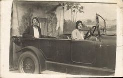 CPA Femmes Automobile