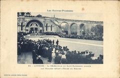 CPA Lourdes La Benediction du Saint Sacrement Donnee aux Malades Devant l'Eglise du Roasaire 