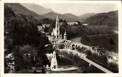 CPA Lourdes La Basilique vue du Chateau Fort 