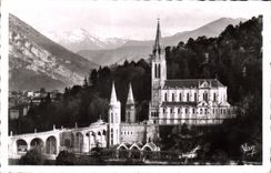 CPA Lourdes La Basilique et les Montagnes 