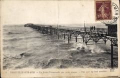 CPA Trouville sur Mer La Jetee Promenade par gros temps 