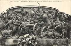 CPA Troyes Haut Relief du Monument des Enfants de l'Aube 