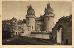 CPA Chateau de Pierrefonds Chateau et Tour Charlemagne 