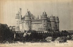 CPA Chateau de Pierrefonds Vue prise sur la Route de Villers Cotterets 