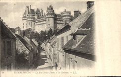 CPA Pierrefonds La Rue Notre Dame et le Chateau 