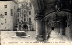 CPA Pierrefonds Le Chateau Vue interieure de la Colonnade de la Cour d'Honneur 