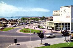 CPM Royan Char Marit La Poste le Nouveau Carrefour a gauche l'Auditorium 
