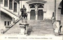 CPA Pierrefonds Le Chateau La Cour Interieure et le Chateau 